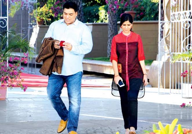 Karrle Tu Bhi Mohabbat New Man In Tripura S Life Karan S New Challenge Karan khanna is a recovering alcoholic who, along with his counsellor tripurasundari nagrajan, takes a detoxification trip to mahabaleshwar. latest gossip wu
