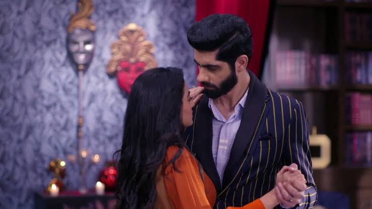 Ishq Mein Marjawan 2 Riddhima Vansh S Home Alone Tragedy Bring Chills Celebrates by cutting a cake on sets of her tv show. ishq mein marjawan 2 riddhima vansh s
